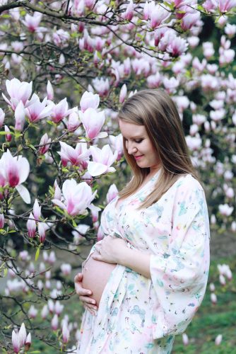 těhotenská fotografie s kvetoucím stromem na Petříně v Praze