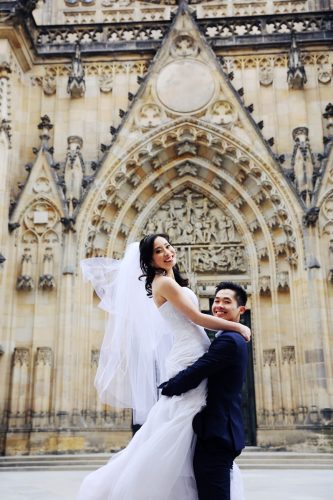 pre-wedding photo Prague castle